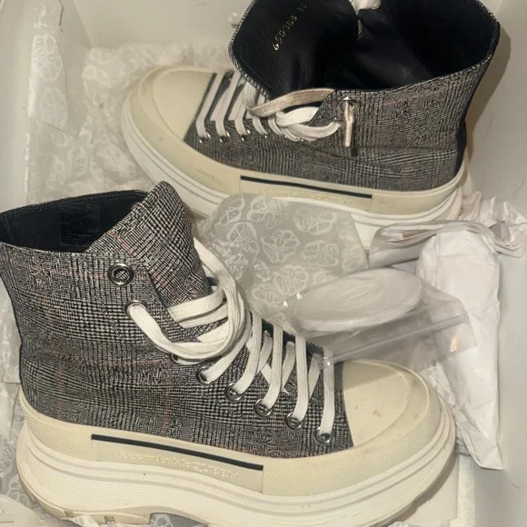 🛍️ High-Top Gray and White Platform Sneakers - Picture 7 of 8